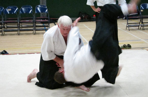 Kotegaeshi throw executed whilst on one's knees